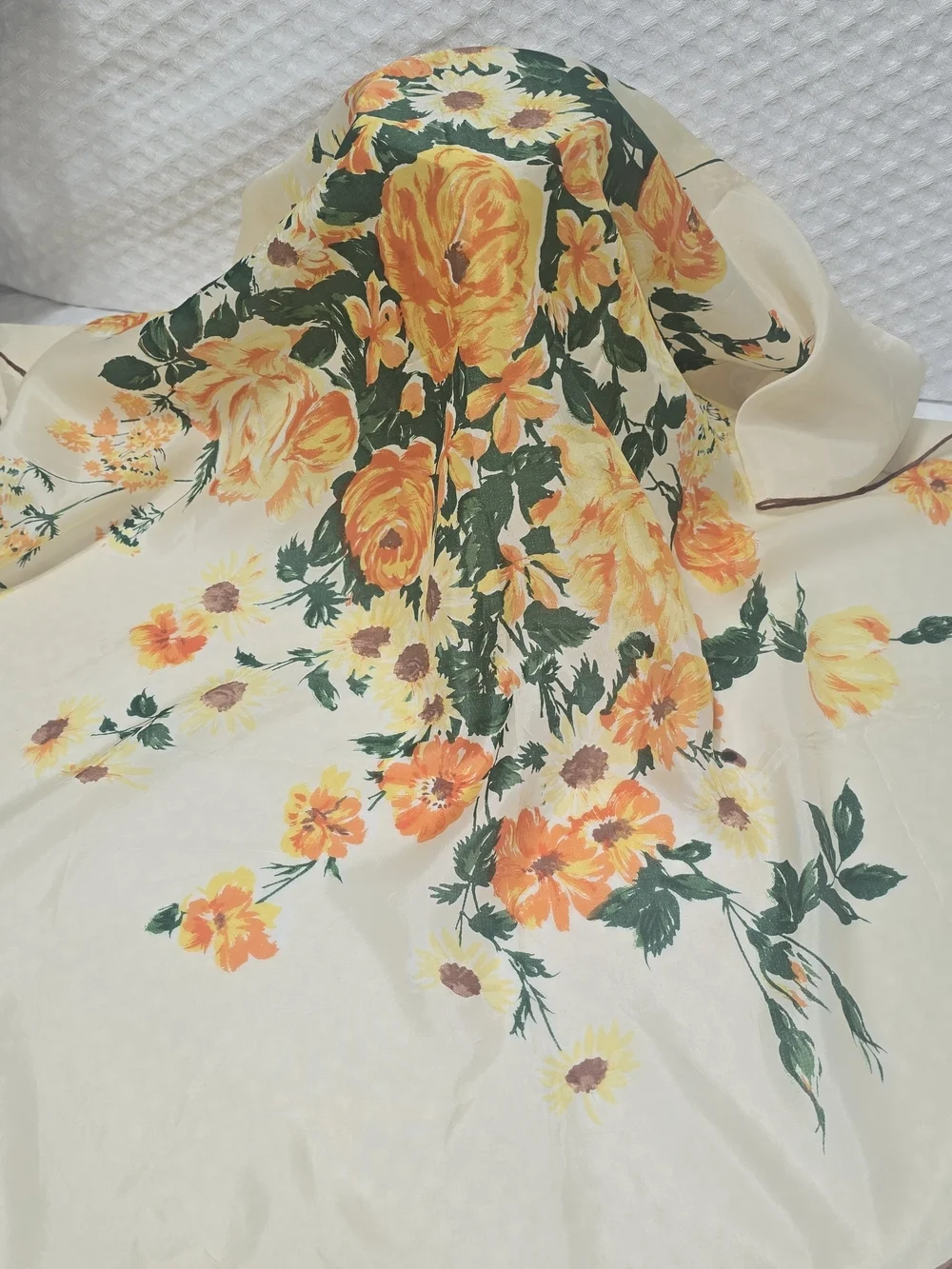 VINAGE SCARF 1960'S CREAM FABRIC ORANGE ROSE YELLOW DAISIES SQUARE GORGEOUS